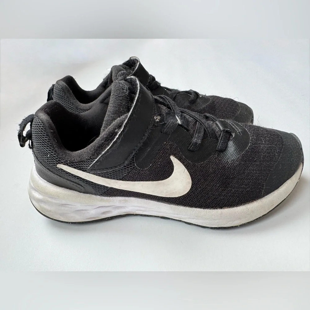 Nike Kids Black & White Sneakers - Picture 5 of 13